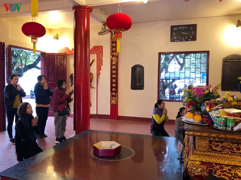 di tich ha noi mo cua tro lai, lac dac nguoi tham quan deo khau trang hinh 18