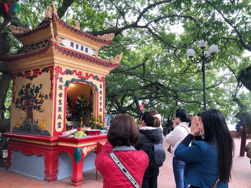 di tich ha noi mo cua tro lai, lac dac nguoi tham quan deo khau trang hinh 15