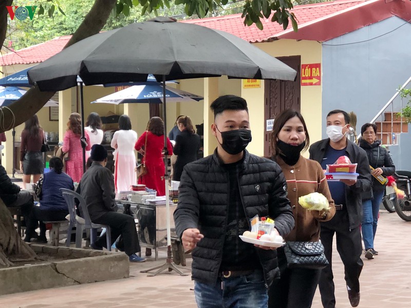di tich ha noi mo cua tro lai, lac dac nguoi tham quan deo khau trang hinh 14