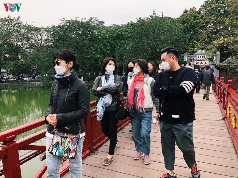 di tich ha noi mo cua tro lai, lac dac nguoi tham quan deo khau trang hinh 12