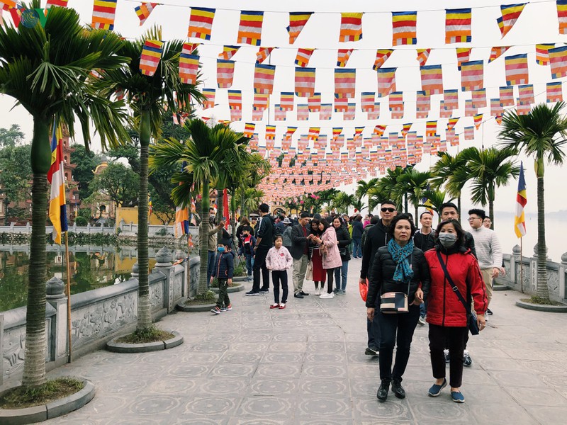 di tich ha noi mo cua tro lai, lac dac nguoi tham quan deo khau trang hinh 3