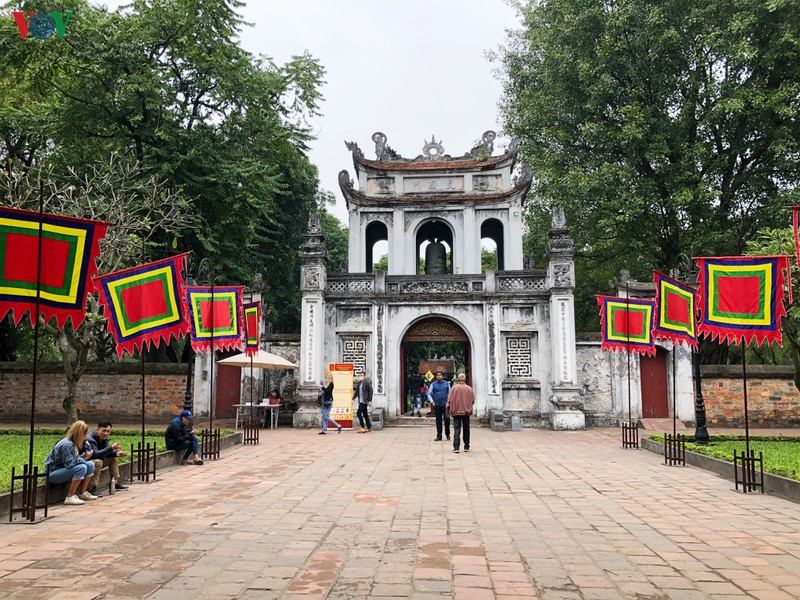 di tich ha noi mo cua tro lai, lac dac nguoi tham quan deo khau trang hinh 1
