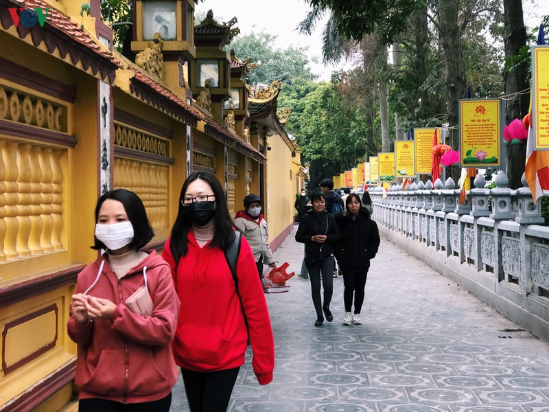 di tich ha noi mo cua tro lai, lac dac nguoi tham quan deo khau trang hinh 4