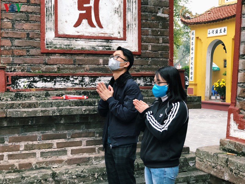 di tich ha noi mo cua tro lai, lac dac nguoi tham quan deo khau trang hinh 5