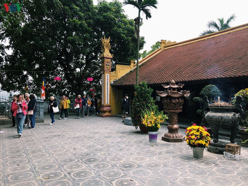 di tich ha noi mo cua tro lai, lac dac nguoi tham quan deo khau trang hinh 7