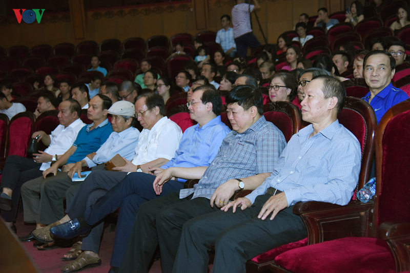 "ngan nam may trang": su hoa quyen cua cai luong, cheo, xam va ca hue hinh 2