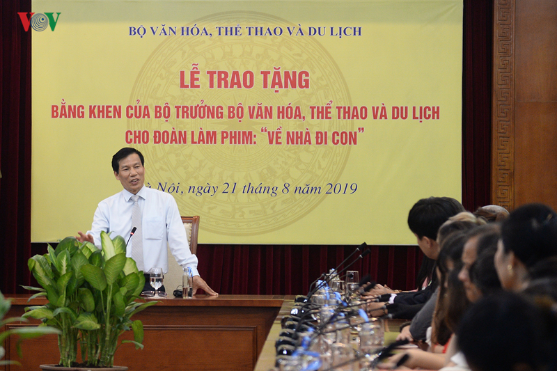 bo vhtt&dl tang bang khen cho doan lam phim "ve nha di con" hinh 2