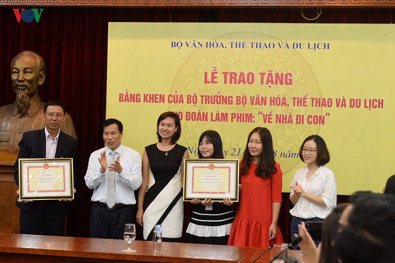 bo vhtt&dl tang bang khen cho doan lam phim "ve nha di con" hinh 8