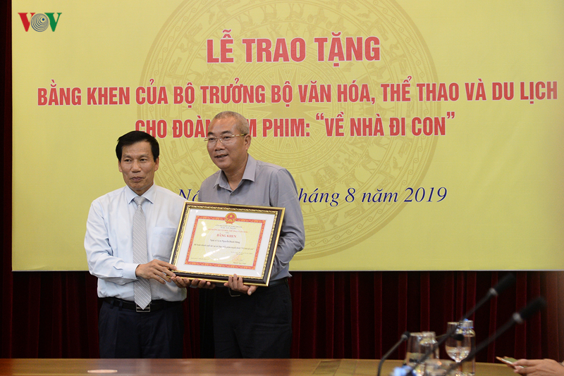 bo vhtt&dl tang bang khen cho doan lam phim "ve nha di con" hinh 9