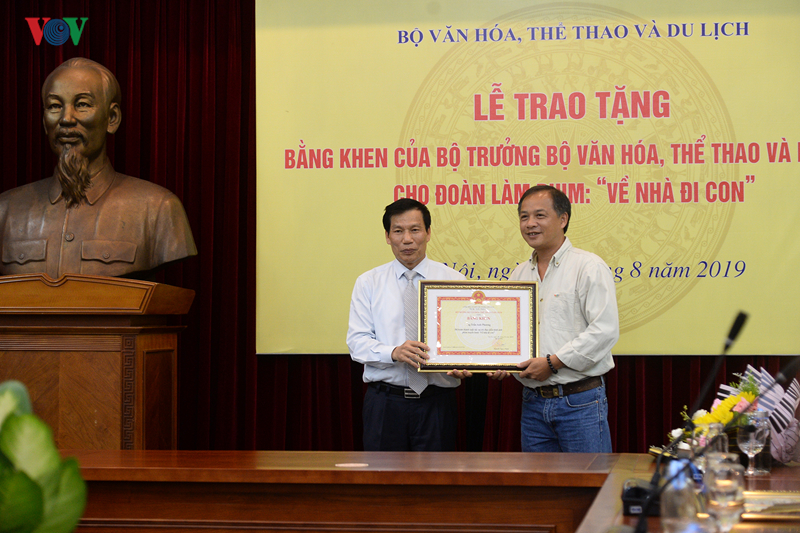 bo vhtt&dl tang bang khen cho doan lam phim "ve nha di con" hinh 10