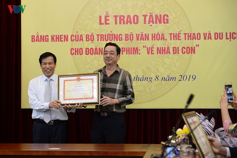 bo vhtt&dl tang bang khen cho doan lam phim "ve nha di con" hinh 11