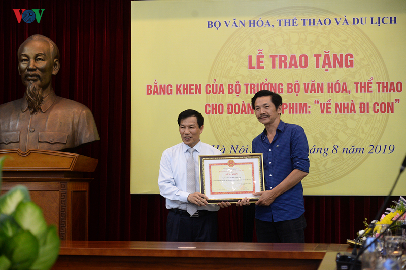 bo vhtt&dl tang bang khen cho doan lam phim "ve nha di con" hinh 12