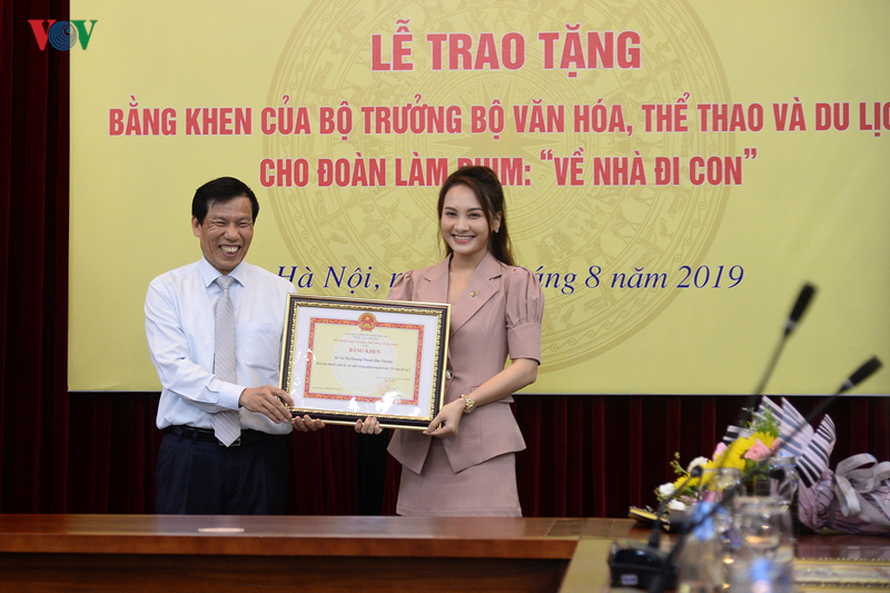 bo vhtt&dl tang bang khen cho doan lam phim "ve nha di con" hinh 14