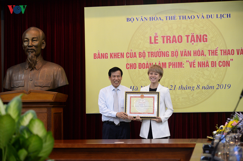 bo vhtt&dl tang bang khen cho doan lam phim "ve nha di con" hinh 15