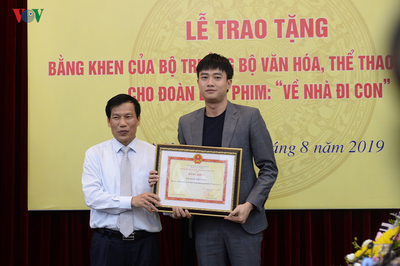 bo vhtt&dl tang bang khen cho doan lam phim "ve nha di con" hinh 16