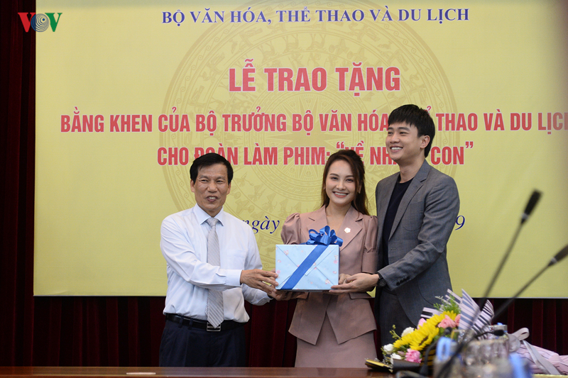 bo vhtt&dl tang bang khen cho doan lam phim "ve nha di con" hinh 17