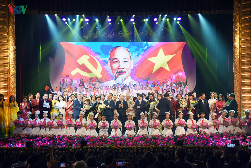 trao dang cam xuc trong chuong trinh "loi bac dan truoc luc di xa" hinh 22