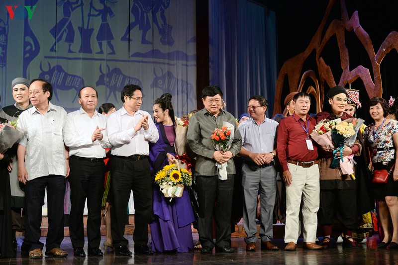nha hat lon ha noi chat kin khan gia xem "ngan nam may trang" hinh 18