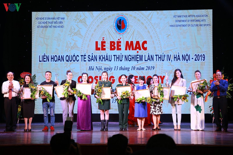 4 tac pham doat huy chuong vang lien hoan quoc te san khau thu nghiem hinh 12