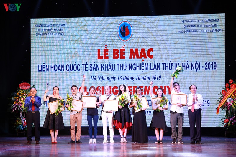 4 tac pham doat huy chuong vang lien hoan quoc te san khau thu nghiem hinh 11