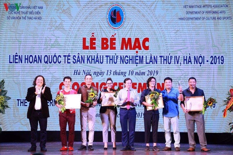 4 tac pham doat huy chuong vang lien hoan quoc te san khau thu nghiem hinh 8