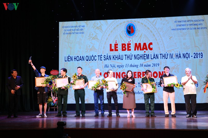 4 tac pham doat huy chuong vang lien hoan quoc te san khau thu nghiem hinh 16