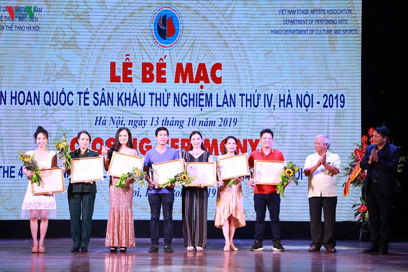 4 tac pham doat huy chuong vang lien hoan quoc te san khau thu nghiem hinh 15