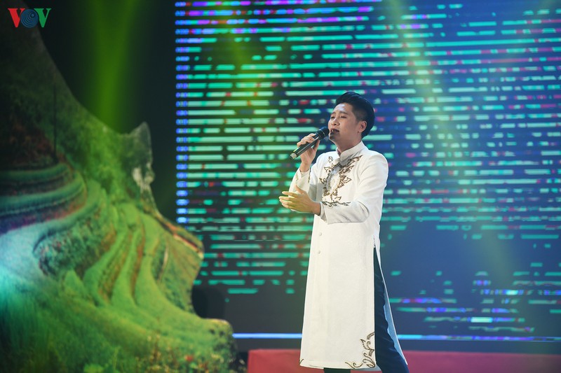 chuong trinh "mua xuan cua em": mang tet am cho tre em ngheo mien trung hinh 10