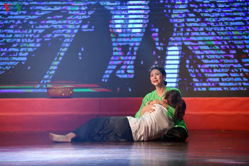 chuong trinh "mua xuan cua em": mang tet am cho tre em ngheo mien trung hinh 12