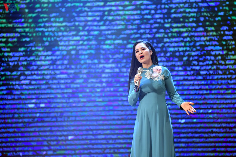 chuong trinh "mua xuan cua em": mang tet am cho tre em ngheo mien trung hinh 9