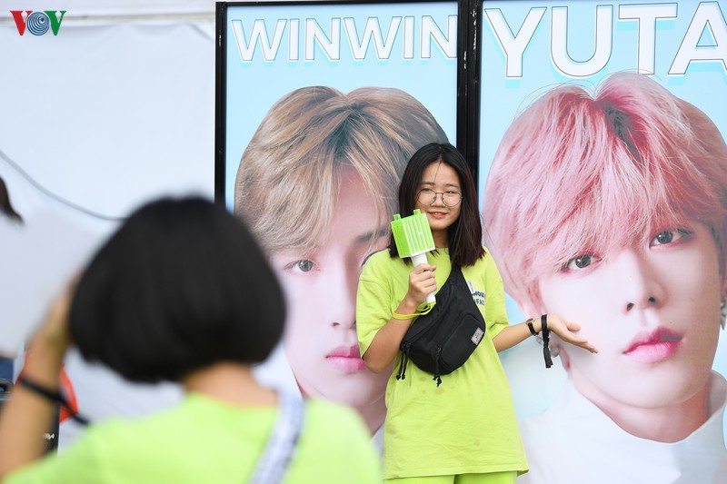 fan do bo san van dong my dinh cho dai nhac hoi k-pop super concert hinh 8