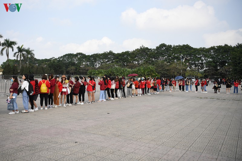 fan do bo san van dong my dinh cho dai nhac hoi k-pop super concert hinh 1