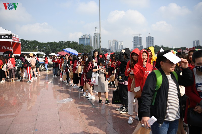 fan do bo san van dong my dinh cho dai nhac hoi k-pop super concert hinh 2
