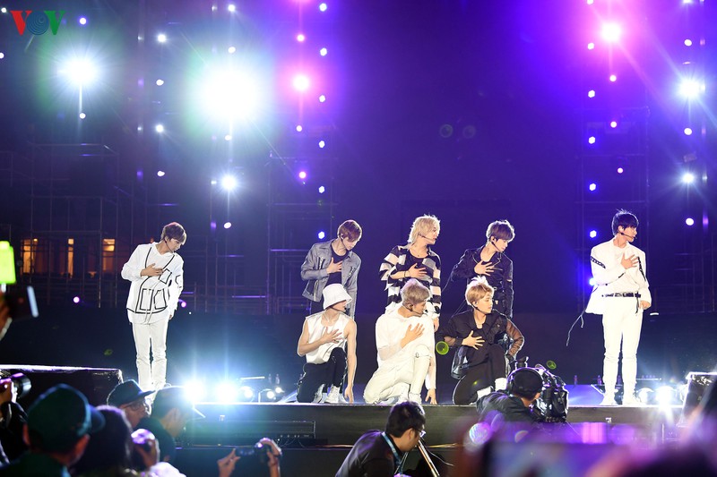 hang nghin nguoi ham mo doi mua xem dai nhac hoi k-pop super concert hinh 7