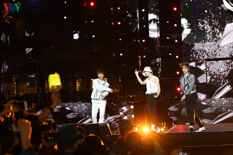 hang nghin nguoi ham mo doi mua xem dai nhac hoi k-pop super concert hinh 8