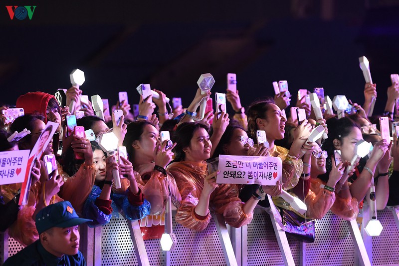 hang nghin nguoi ham mo doi mua xem dai nhac hoi k-pop super concert hinh 15