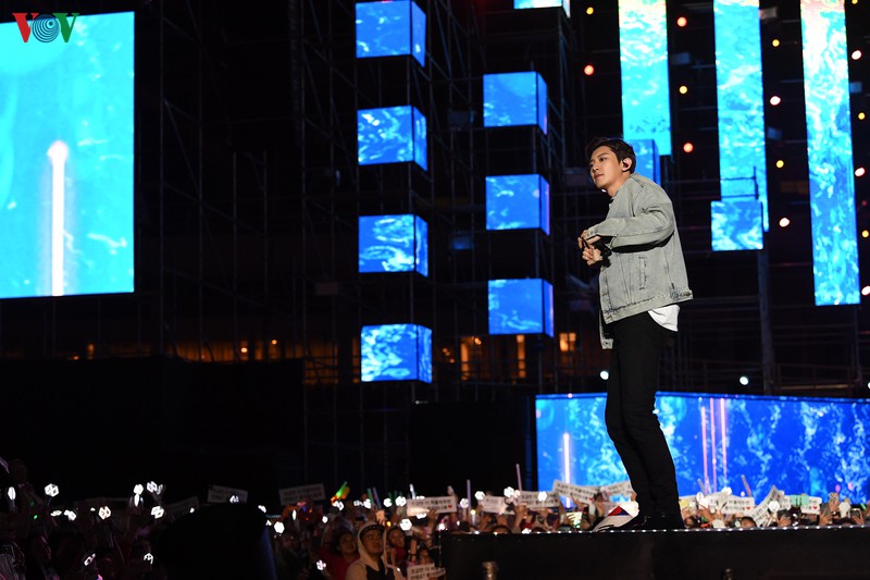 hang nghin nguoi ham mo doi mua xem dai nhac hoi k-pop super concert hinh 12