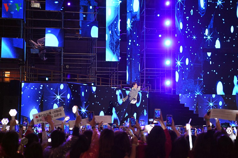 hang nghin nguoi ham mo doi mua xem dai nhac hoi k-pop super concert hinh 13