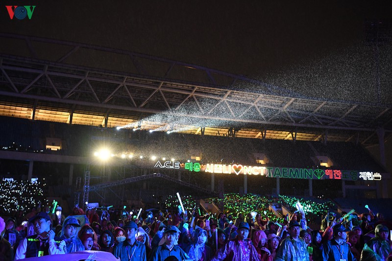 hang nghin nguoi ham mo doi mua xem dai nhac hoi k-pop super concert hinh 17