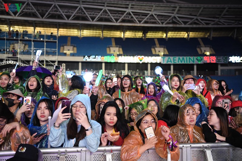 hang nghin nguoi ham mo doi mua xem dai nhac hoi k-pop super concert hinh 20