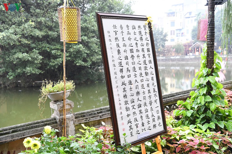 nguoi dan nhon nhip di xin chu ong do o van mieu - quoc tu giam hinh 16