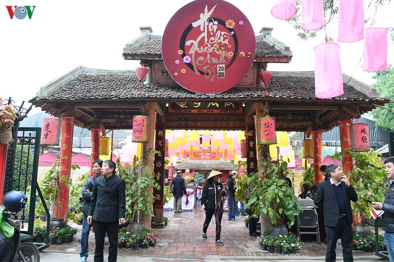 nguoi dan nhon nhip di xin chu ong do o van mieu - quoc tu giam hinh 1