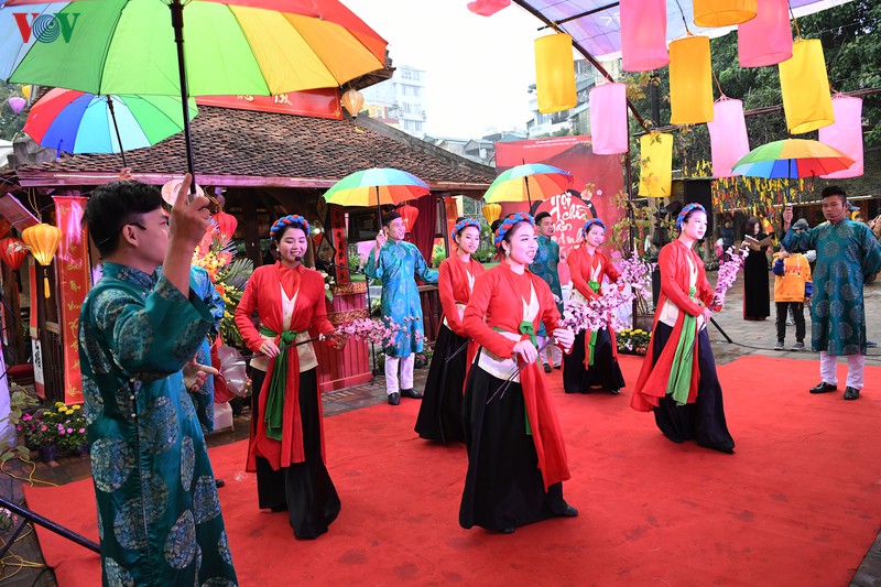 nguoi dan nhon nhip di xin chu ong do o van mieu - quoc tu giam hinh 3