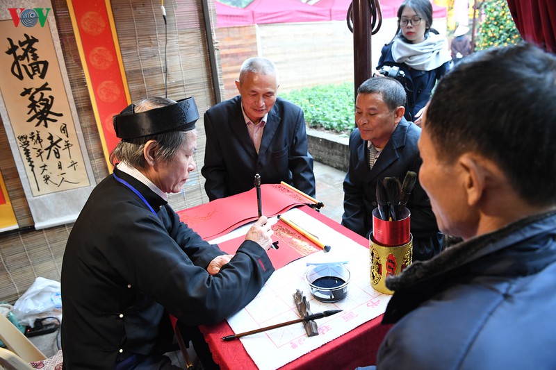 nguoi dan nhon nhip di xin chu ong do o van mieu - quoc tu giam hinh 5
