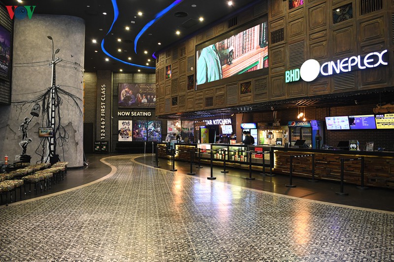 khan gia deo khau trang, duoc do than nhiet khi den rap chieu phim hinh 7