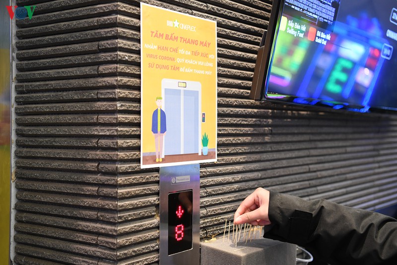 khan gia deo khau trang, duoc do than nhiet khi den rap chieu phim hinh 12