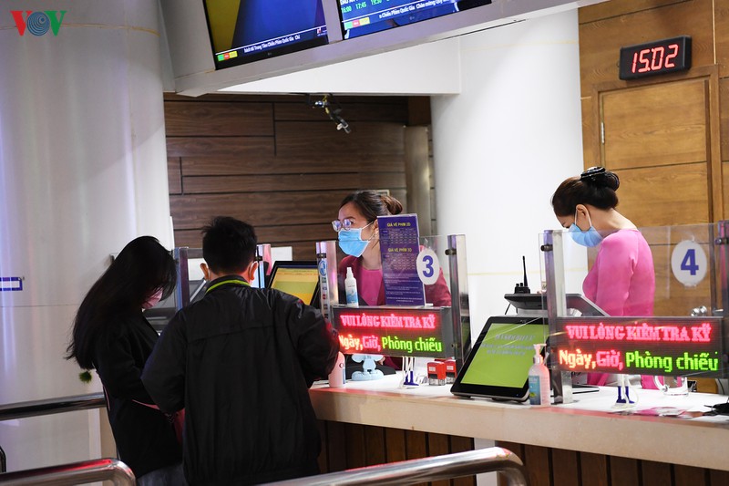 khan gia deo khau trang, duoc do than nhiet khi den rap chieu phim hinh 3