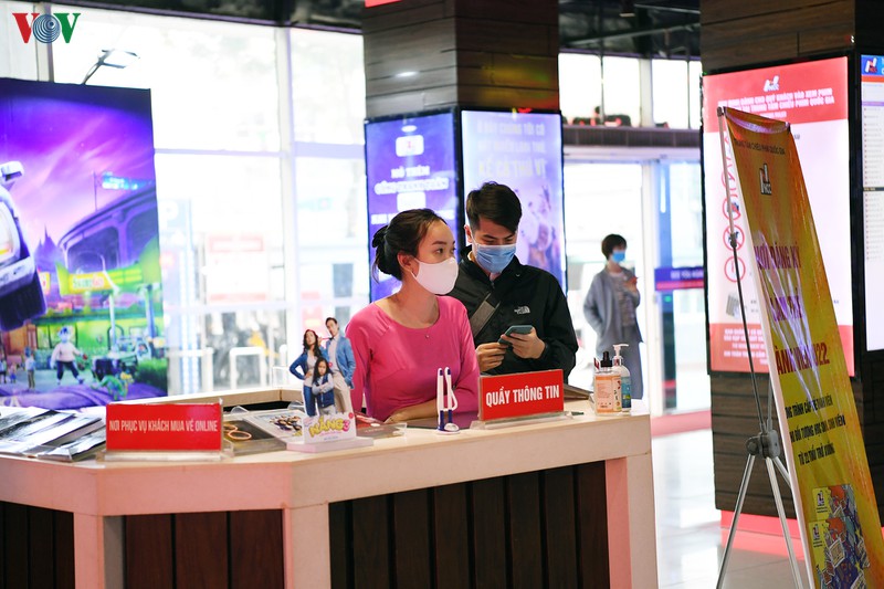 khan gia deo khau trang, duoc do than nhiet khi den rap chieu phim hinh 4