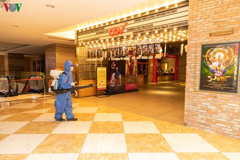 khan gia deo khau trang, duoc do than nhiet khi den rap chieu phim hinh 17