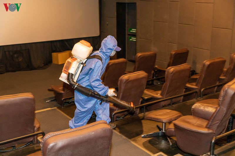 khan gia deo khau trang, duoc do than nhiet khi den rap chieu phim hinh 18